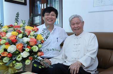 Giáo sư Đào Nguyên Cát hiến tặng kỷ vật cho Bảo tàng Báo chí Việt Nam